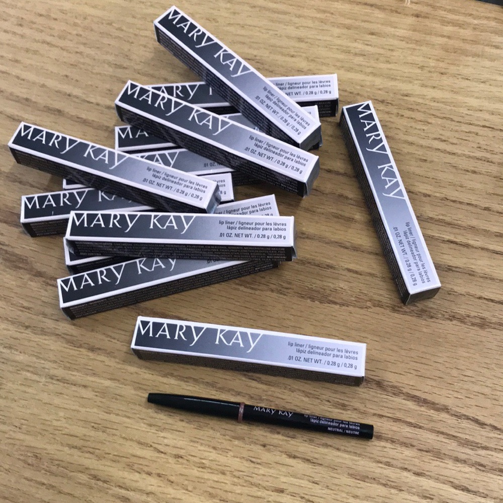 Mary Kay Lip Liner in Dark Berry